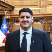 Abogado con experiencia en ayudantías civiles y públicas